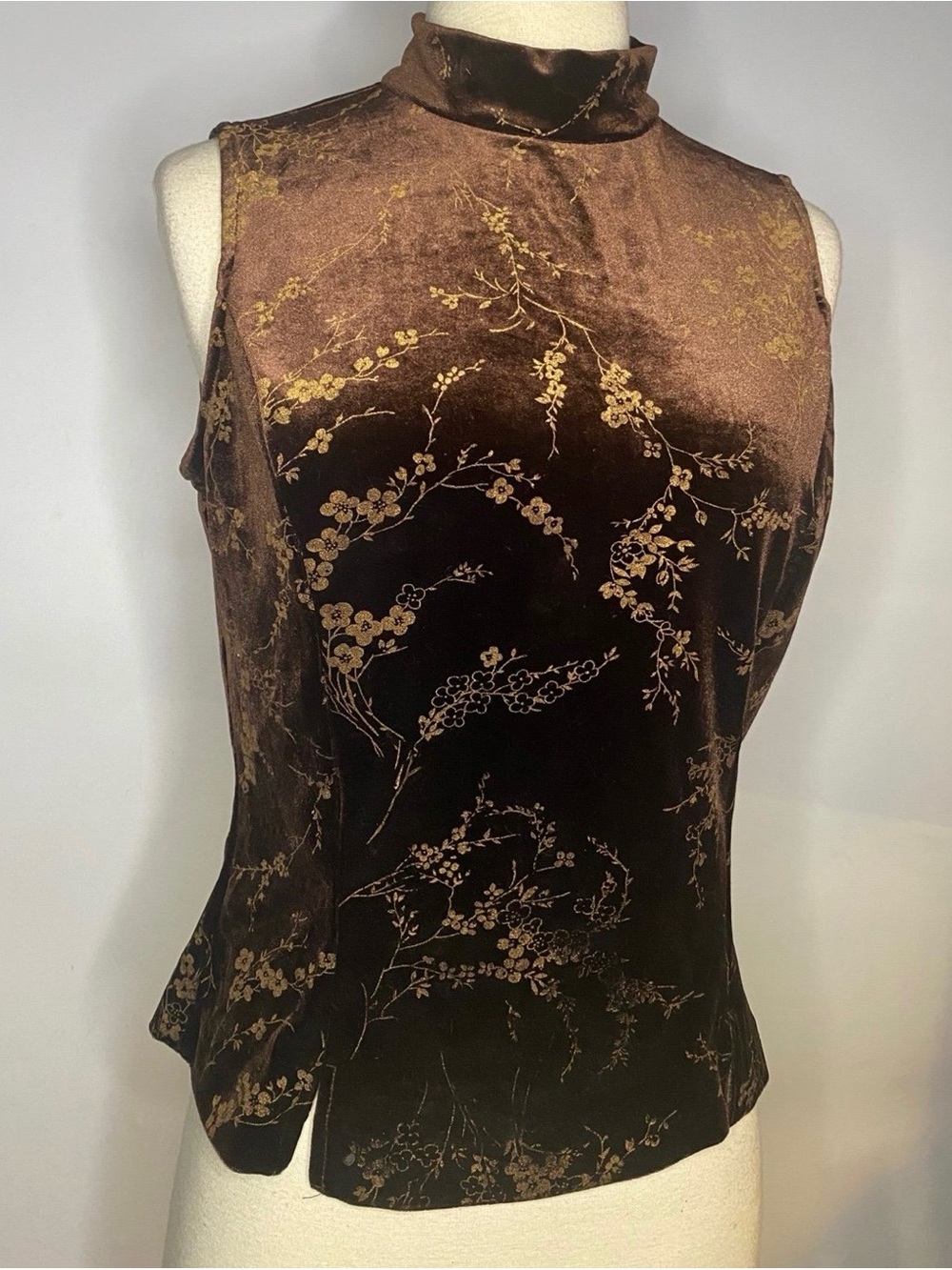Sleeveless Velvet Mock-Neck Floral Top in Brown and Gold